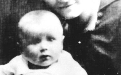 Jedyne zachowane zdjęcie kilkumiesięcznego Karola Józefa Wojtyły z matką Emilią.