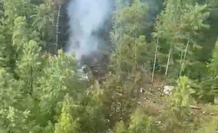 Dym unosi się nad miejscem katastrofy samolotu pasażerskiego An-24 linii Angara Airlines w pobliżu T