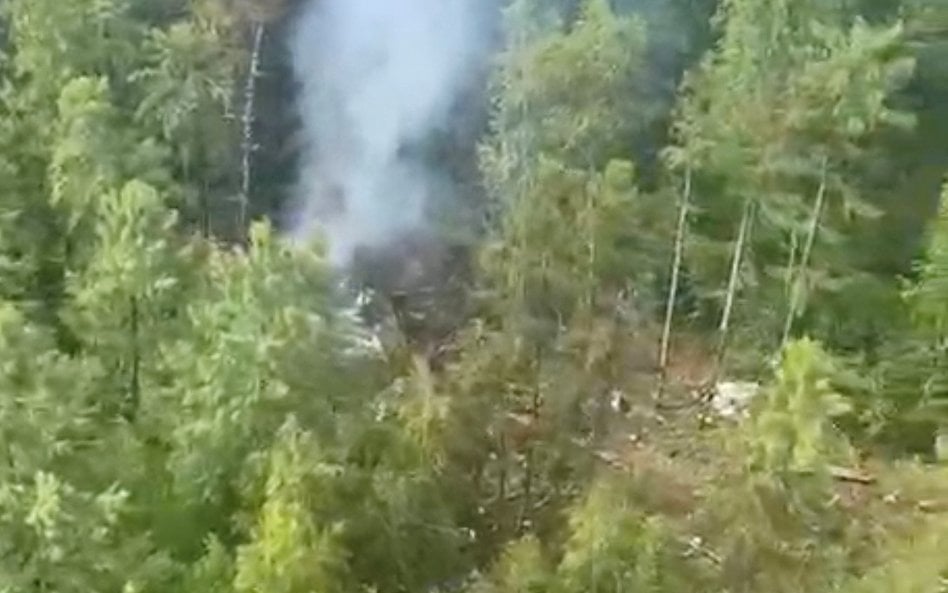 Dym unosi się nad miejscem katastrofy samolotu pasażerskiego An-24 linii Angara Airlines w pobliżu T