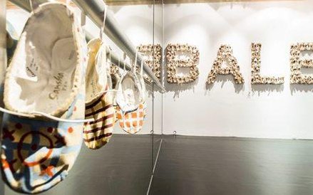 Balet – napis ułożony z baletek tancerek.