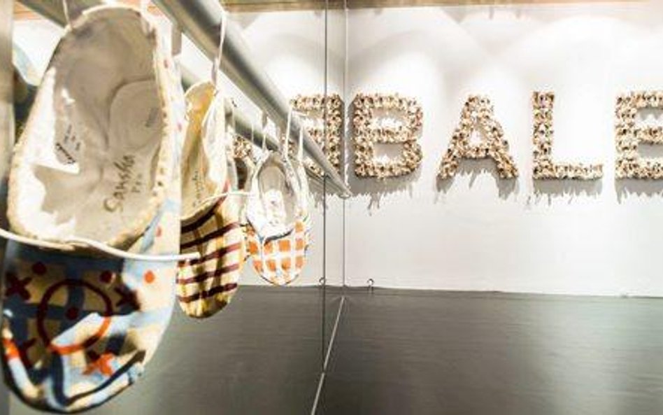 Balet – napis ułożony z baletek tancerek.