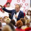 Kampania samorządowa 2024. Premier Donald Tusk (C) na spotkaniu otwartym w Krakowie