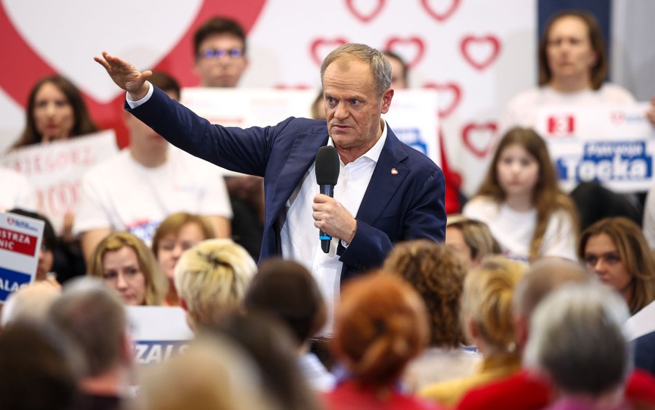 Kampania samorządowa 2024. Premier Donald Tusk (C) na spotkaniu otwartym w Krakowie