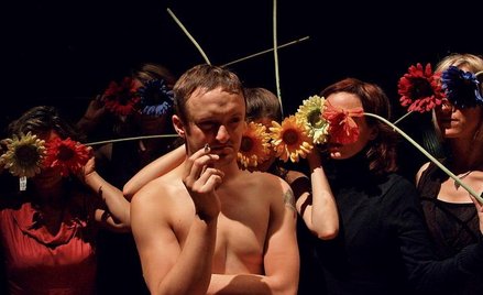 Spektakl „Tańcz!” oparty jest na zatrzymaniach i pauzach