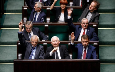 Sondaż: Polacy nie chcą samodzielnych rządów PiS
