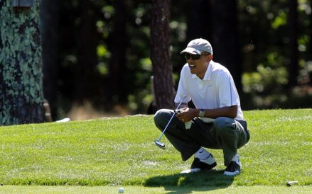 Barack Obama podczas gry w golfa na polu w Farm Neck Golf Club w Oak Bluffs na wyspie Marta's Vineya