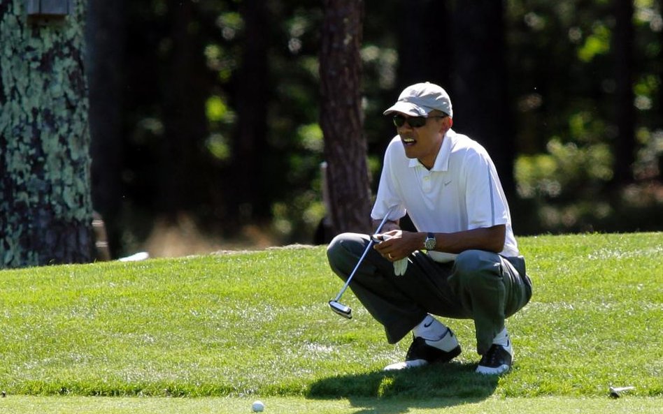 Barack Obama podczas gry w golfa na polu w Farm Neck Golf Club w Oak Bluffs na wyspie Marta's Vineya