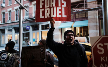 Aktywista PETA w czasie protestu przeciwko noszeniu futer naturalnych