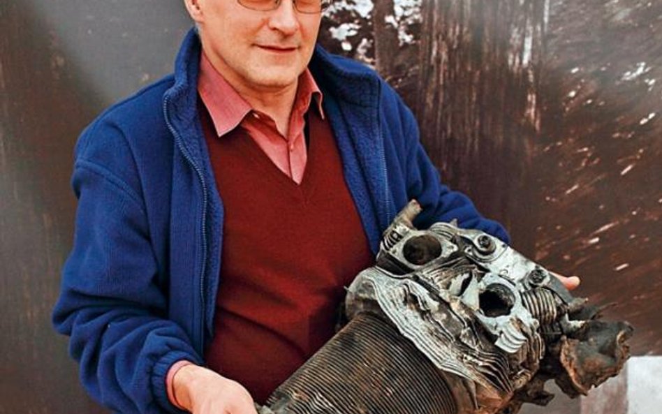 Wojciech Krajewski, starszy kustosz Muzeum Wojska Polskiego, z cylindrem silnika „Łosia”.