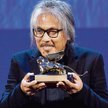 Lav Diaz ze Złotym Lwem, którego otrzymał za film „The Woman Who Left”