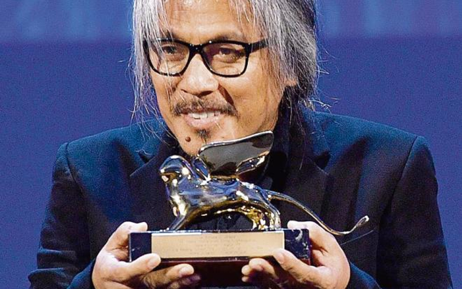 Lav Diaz ze Złotym Lwem, którego otrzymał za film „The Woman Who Left”