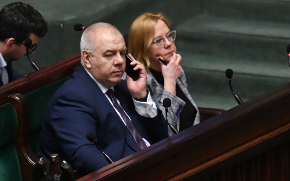 Wicepremier, minister aktywów państwowych Jacek Sasin (C) oraz minister klimatu i środowiska Anna Mo