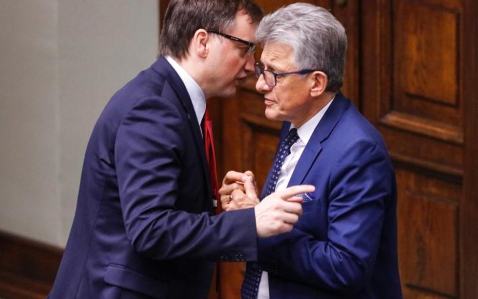 Minister Zbigniew Ziobro i poseł Stanisław Piotrowicz w dyskretnej rozmowie w Sejmie