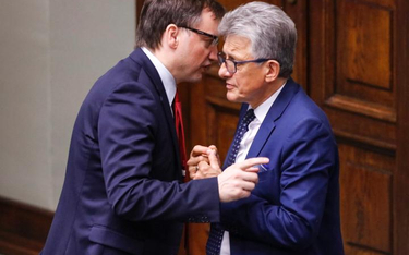 Minister Zbigniew Ziobro i poseł Stanisław Piotrowicz w dyskretnej rozmowie w Sejmie