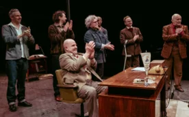 Spektakl „Ciemny Grylaż” to pełna intrygi i tajemnic opowieść, łącząca elementy komedii z dramatem p