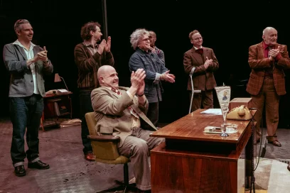 Spektakl „Ciemny Grylaż” to pełna intrygi i tajemnic opowieść, łącząca elementy komedii z dramatem p