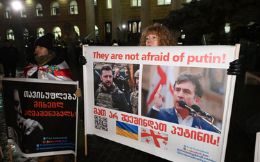 Zwolennicy Saakaszwilego przed budynkiem sądu w Tbilisi, 6 lutego 2023