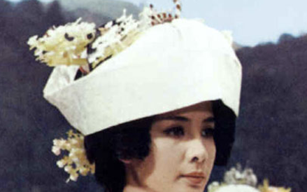 Mie Hama jako Kissy - Kolejna pracowniczka Tanaki, która zostaje pierwszą żoną Bonda. Wszystko po to