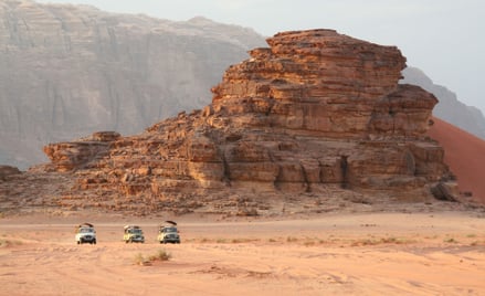 Pustynia Wadi Rum to jedna z największych atrakcji turystycznych Jordanii