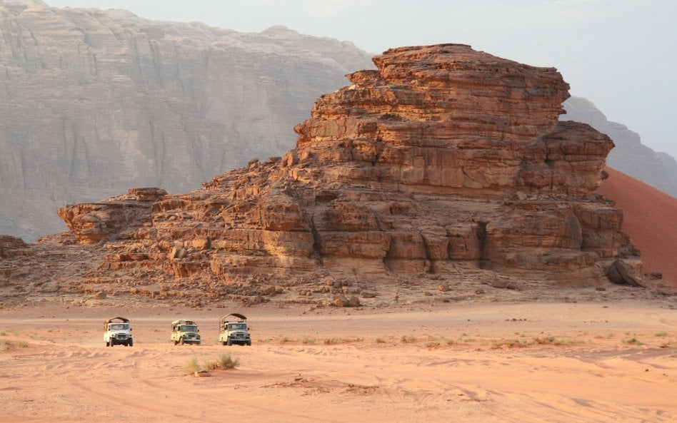 Pustynia Wadi Rum to jedna z największych atrakcji turystycznych Jordanii