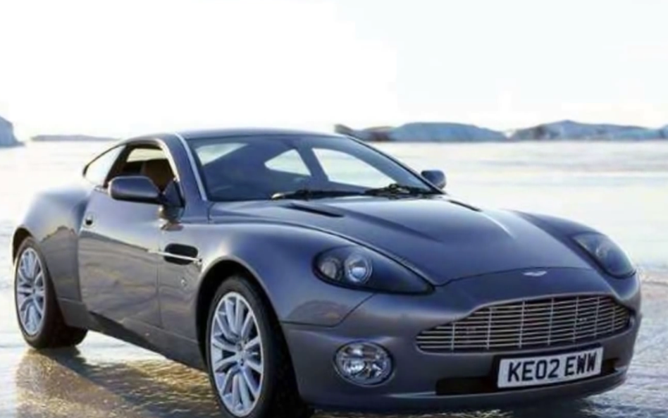 Aston Martin Vanquish Za kierownicą Astona Martina Vanquish postanowiono posadzić Pierce’a Brosnana 