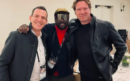 Założyciel firmy Tomasz Patan (po lewej) i Wil.i.am (w środku)