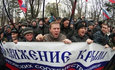 Prorosyjska demonstracja przed budynkiem krymskiego parlamentu w Symferopolu