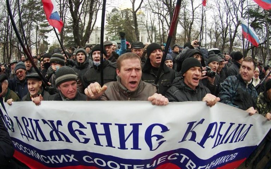 Prorosyjska demonstracja przed budynkiem krymskiego parlamentu w Symferopolu