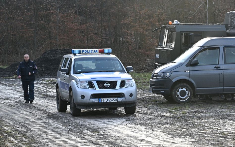 Służby w miejscowości Sosnowa Dębowa w woj. lubelskim. Od rana  w województwie lubelskim poszukiwano