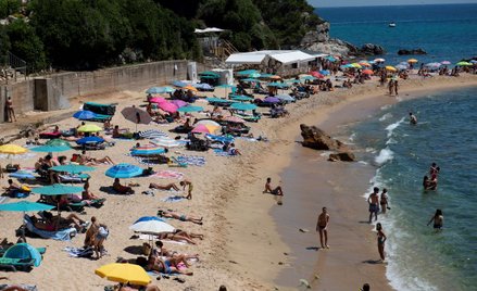 Hiszpanie zamykają plaże. Przez tłok