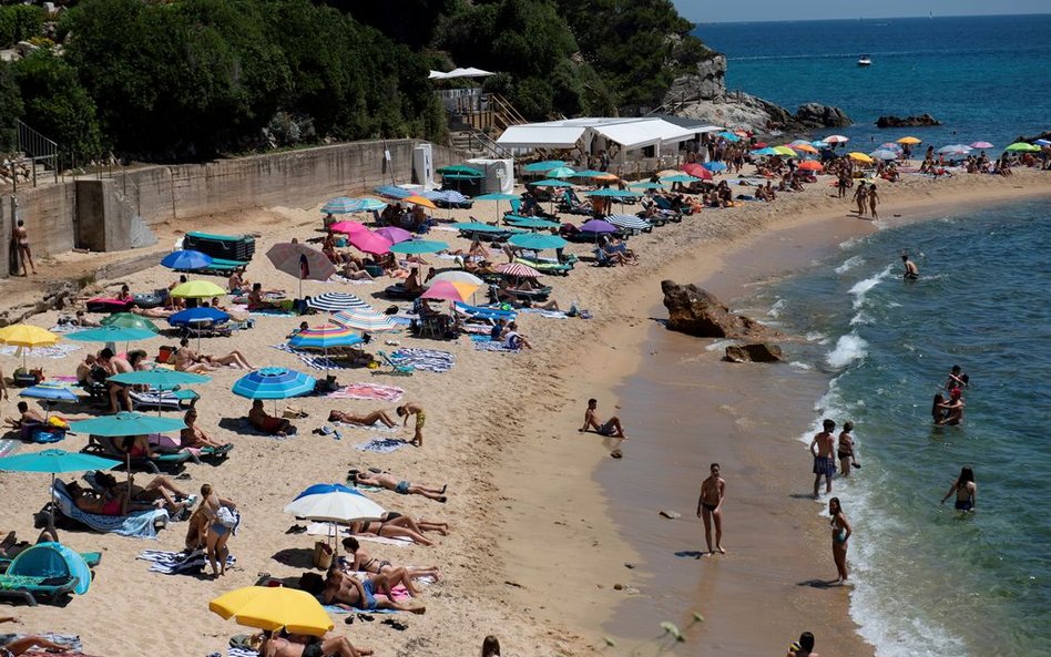 Hiszpanie zamykają plaże. Przez tłok