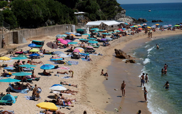 Hiszpanie zamykają plaże. Przez tłok