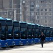 Autobusy zaparkowane na terminalu w Tbilisi po tym, jak władze miasta zawiesiły usługi transportu pu