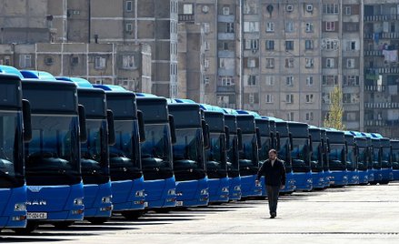 Autobusy zaparkowane na terminalu w Tbilisi po tym, jak władze miasta zawiesiły usługi transportu pu