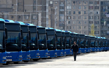 Autobusy zaparkowane na terminalu w Tbilisi po tym, jak władze miasta zawiesiły usługi transportu pu