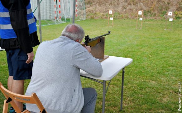 Strzelanie z broni pneumatycznej to jedna z dyscyplin Warszawskiej Olimpiady Seniorów