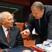Grecki minister finansów Ewangelos Weznizelos (z prawej) próbuje przekonać niemieckiego ministra fin