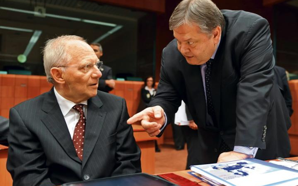 Grecki minister finansów Ewangelos Weznizelos (z prawej) próbuje przekonać niemieckiego ministra fin