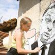 Artystka tworzy mural przedstawiający Viktora Orbána, na ścianie w Staro Zhelezare w Bułgarii, gdzie