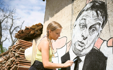 Artystka tworzy mural przedstawiający Viktora Orbána, na ścianie w Staro Zhelezare w Bułgarii, gdzie