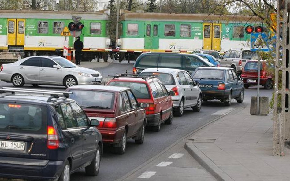 Ruch pojazdów w Polsce jest dziś na tyle duży, że przed przejazdami kolejowymi, gdzie kilka lat temu