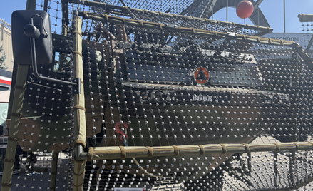 Lekki opancerzony transporter rozpoznawczy Bóbr-3 z siatką antydronową na targach MSPO 2026