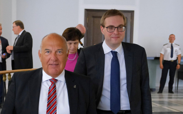 Minister finansów Tadeusz Kościński (z lewej) i podsekretarz stanu w ministerstwie, Jan Sarnowski