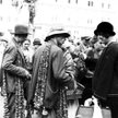 Na miejskim jarmarku w II RP można było się zaopatrzyć we wszystko – od kapeluszy po suszone grzyby.