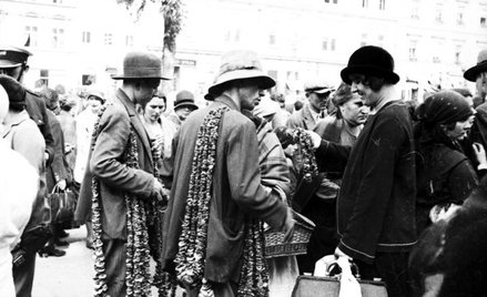 Na miejskim jarmarku w II RP można było się zaopatrzyć we wszystko – od kapeluszy po suszone grzyby.
