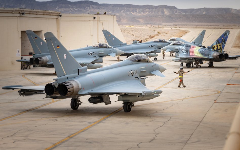 Wielozadaniowe samoloty bojowe Eurofighter Luftwaffe w bazie Owda w Izraelu podczas ćwiczeń „Blue Fl