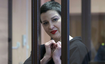 Maria Kalesnikawa skutymi rękami pokazuje serduszko. To jeden z symboli protestów w ubiegłym roku