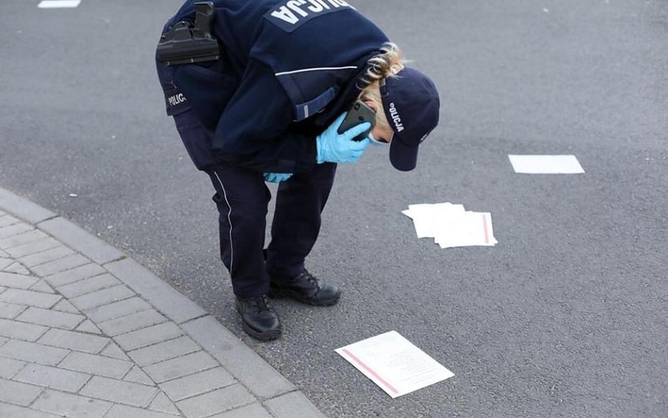 W Głogowie znaleziono dziś kilkanaście kart, które wyglądały jak część pakietu wyborczego. Sprawę ba