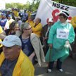 Przeciwko podwyższeniu wieku emerytalnego protestowały związki zawodowe. Na zdjęciu demonstracja „So