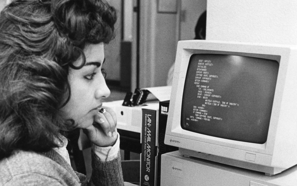 Studentka college’u w Austin uczy się programowania w języku COBOL. Teksas, ok. 1990 r.